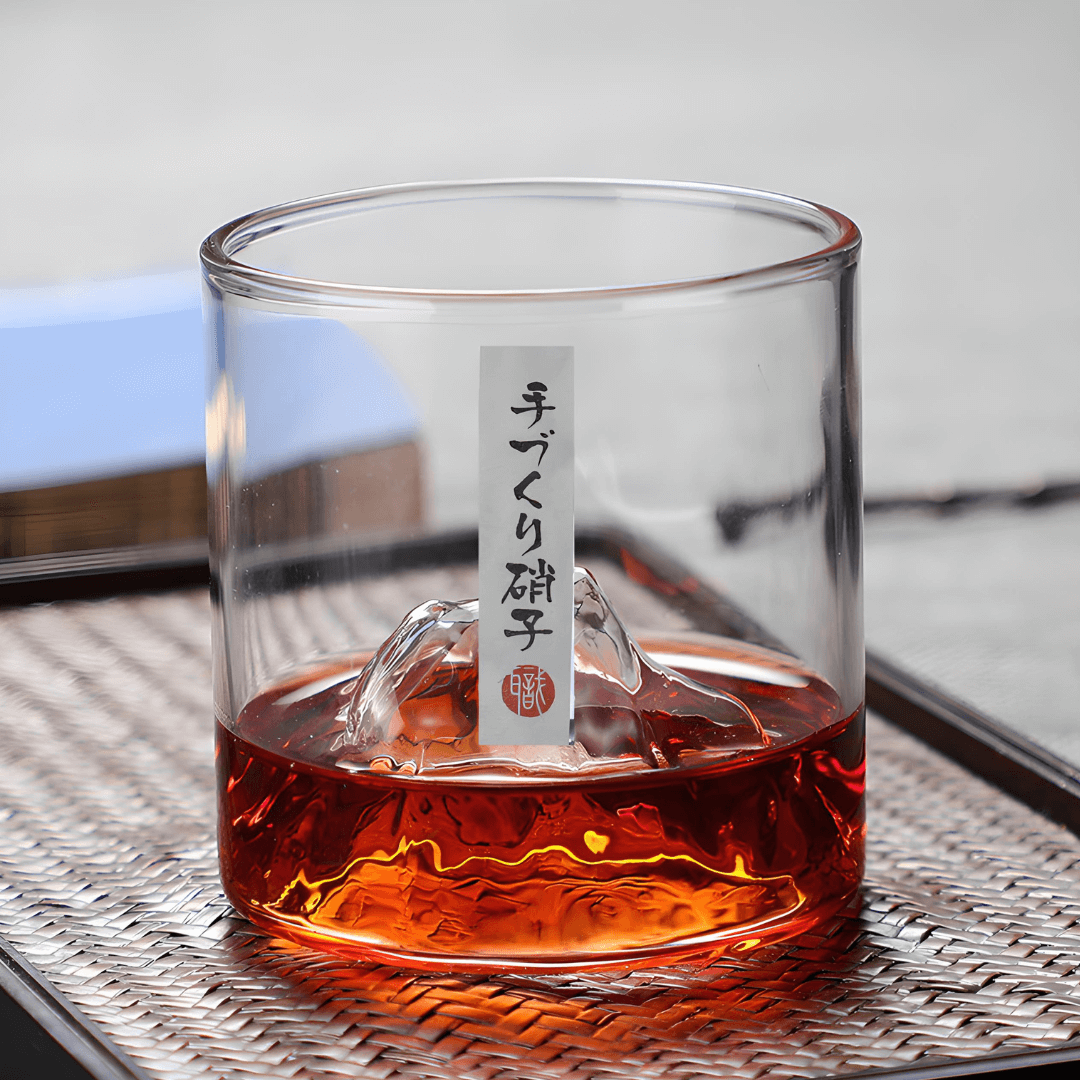 Japońska kryształowa szklanka do whisky z motywem góry Fuji