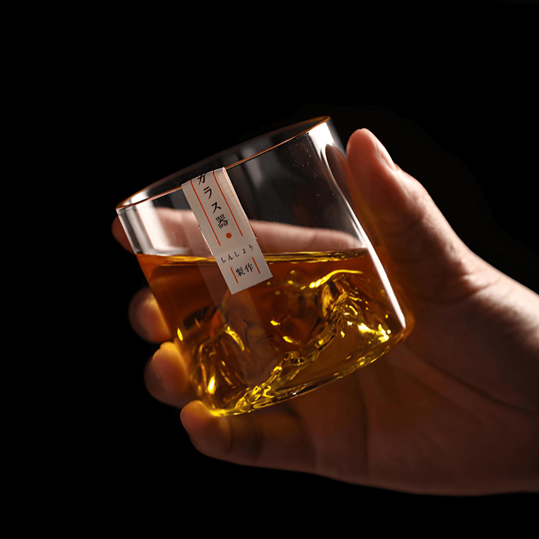 Japońska kryształowa szklanka do whisky z motywem góry Fuji